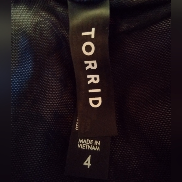 TORRID SWIM LEAFY RACERBACK TANKINI AND LEAFY HIGH RISE SHORTS SIZE 4 - Picture 12 of 13